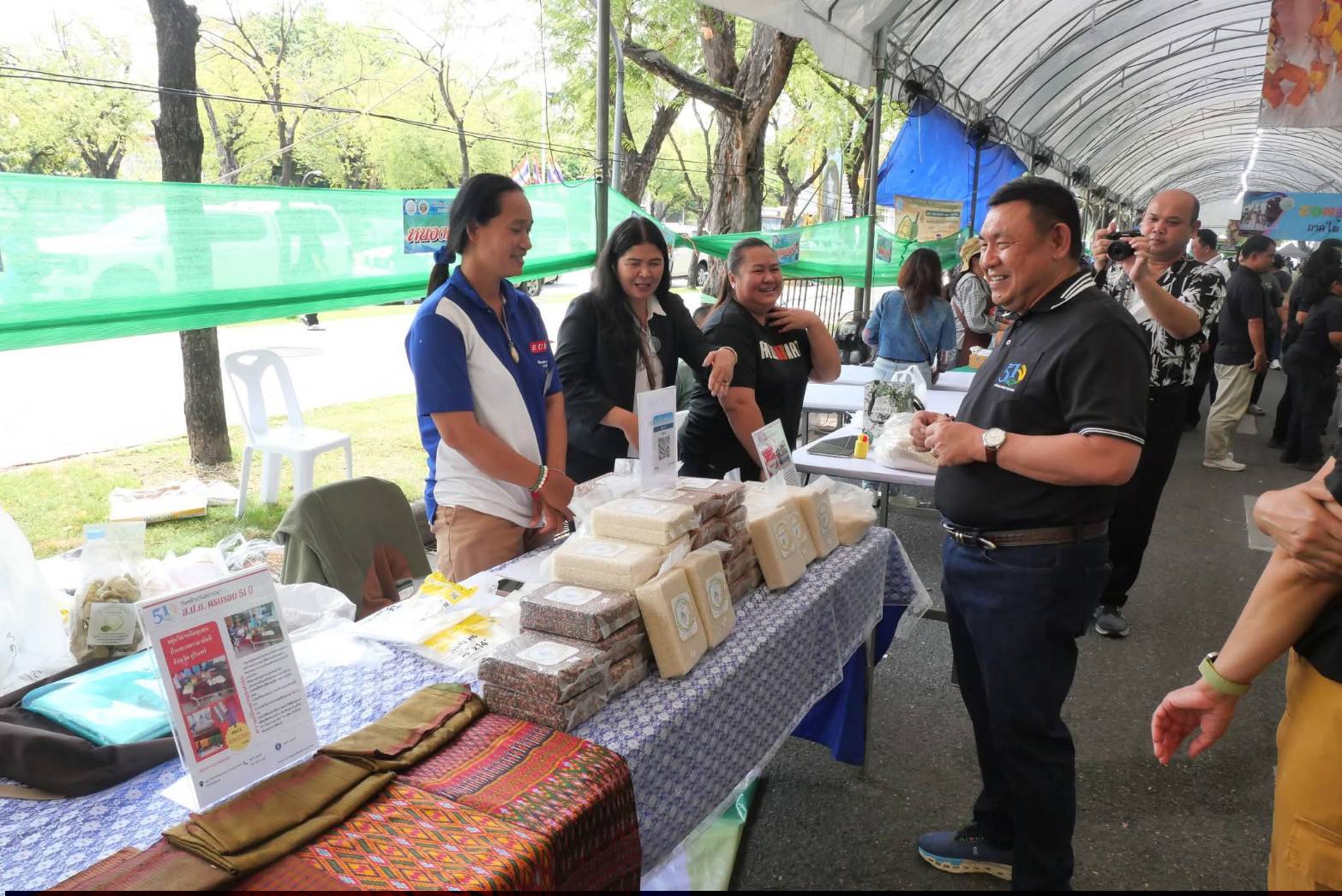 title - เลขาธิการ ส.ป.ก. เยี่ยมทักทายเกษตรกรและซื้อสินค้าในบรรยากาศวันสุดท้ายของการออกร้านขายสินค้า จากเขตปฏิรูปที่ดิน ส่งท้ายงานครบรอบ 51 ปี ส.ป.ก. ณ สำนักงานการปฏิรูปที่ดินเพื่อเกษตรกรรม